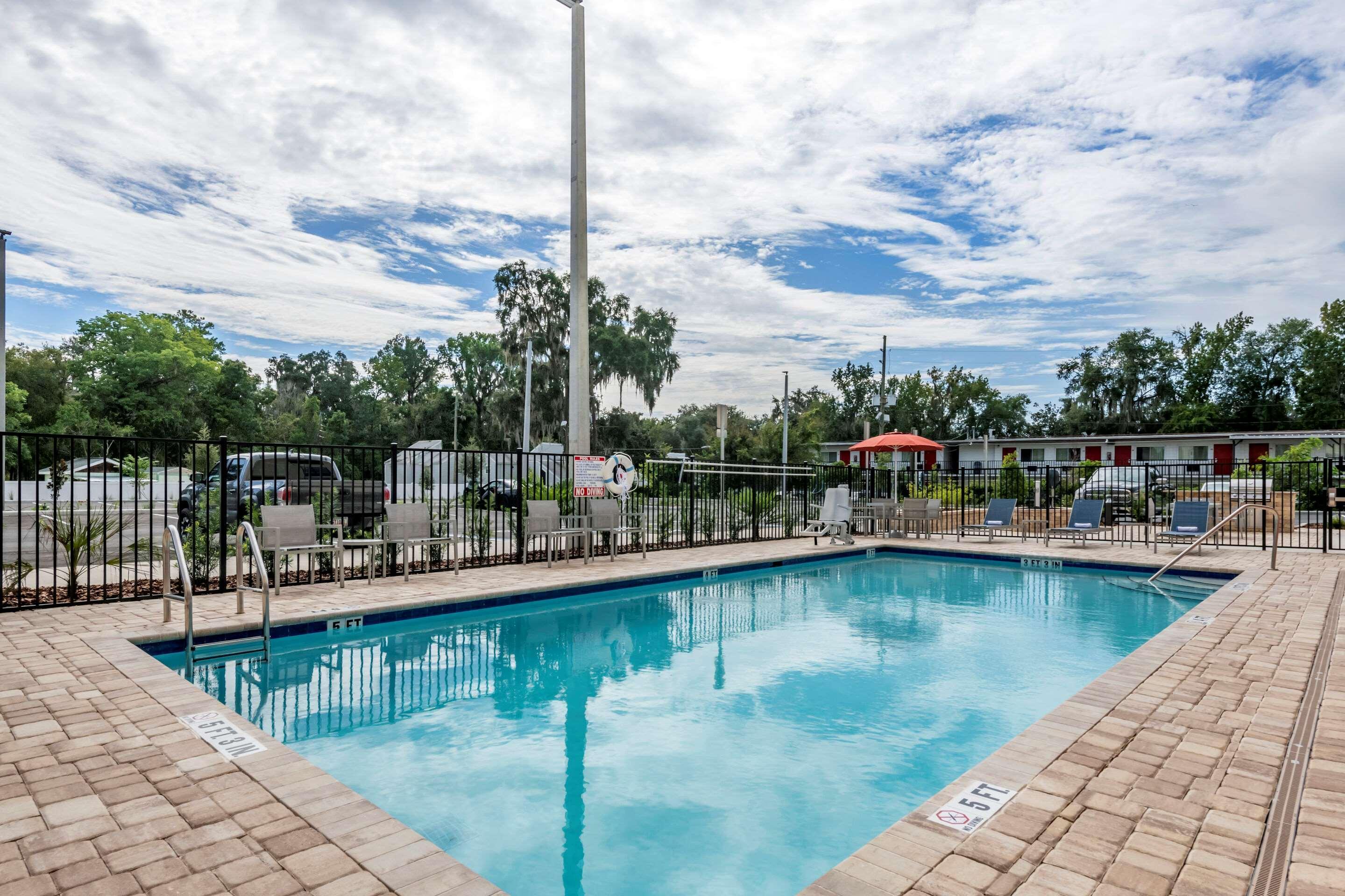 Comfort Suites Gainesville Near University מראה חיצוני תמונה