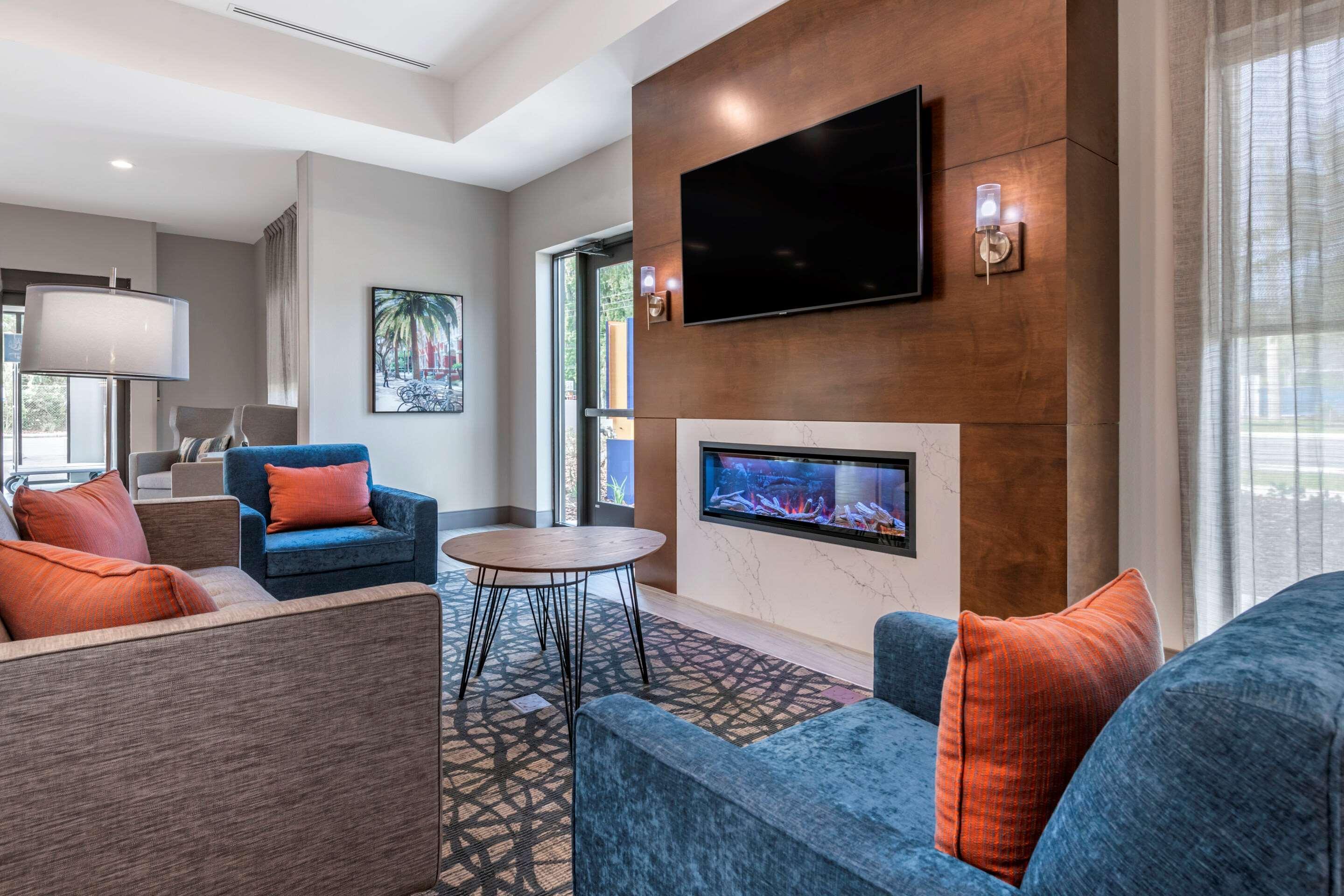 Comfort Suites Gainesville Near University מראה חיצוני תמונה